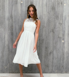 Белое платье для выпускного с кружевной отделкой Chi Chi London Petite-Белый