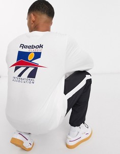 Белый лонгслив с принтом на спине Reebok