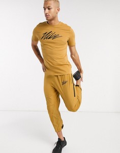Бежевые cпортивные штаны Nike Training Sport Clash-Бежевый