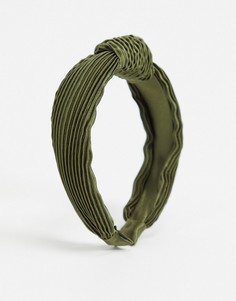 Атласная плиссированная повязка на голову цвета хаки ASOS DESIGN-Зеленый