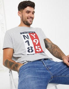 Футболка с вертикальной датой 1985 и логотипом Tommy Jeans-Серый