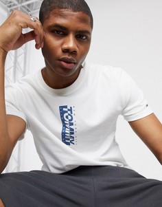 Белая футболка с вертикальным логотипом на груди и спине Tommy Jeans-Белый