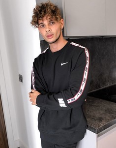 Черный свитшот с круглым вырезом и фирменной лентой Nike Repeat
