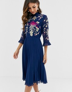 Темно-синее платье миди с вышивкой и плиссированной юбкой ASOS DESIGN-Темно-синий