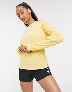 Желтый лонгслив Nike Running
