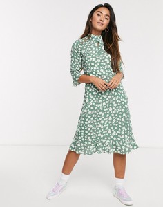 Платье миди шалфейно-зеленого цвета с цветочным принтом и оборкой на подоле QED London-Зеленый