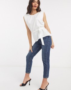 Футболка цвета слоновой кости с уплотненными плечами и поясом ASOS DESIGN-Белый
