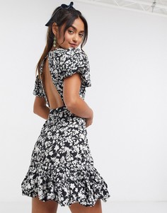 Черно-белое платье мини с цветочным принтом и оборкой на подоле QED London-Черный