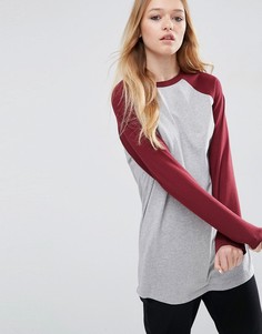 Удлиненная футболка с контрастными рукавами ASOS-Серый