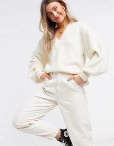 Пушистый джемпер с V-образным вырезом ASOS DESIGN-Кремовый