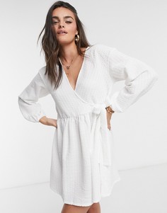 Платье мини цвета слоновой кости с запахом ASOS DESIGN-Белый