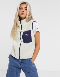 Светло-бежевый жилет из искусственного меха с карманом и логотипом Tommy Jeans