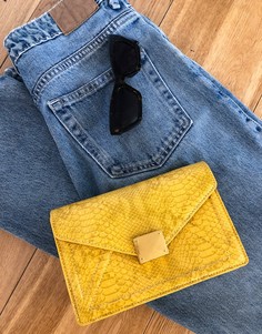 Сумка через плечо с эффектом змеиной кожи ASOS DESIGN-Желтый