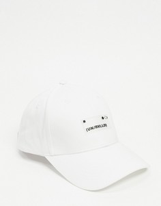 Белая бейсболка с прорезиненным логотипом ASOS DESIGN-Белый
