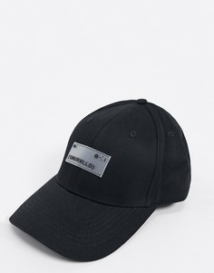 Черная бейсболка с прорезиненным логотипом ASOS DESIGN-Черный