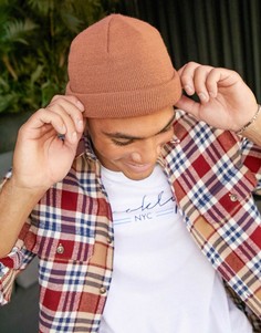 Коричневая шапка-бини ASOS DESIGN-Коричневый