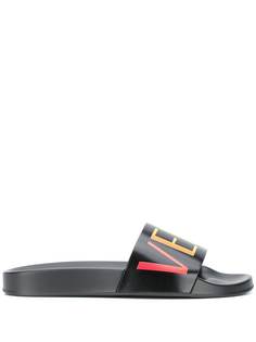 Versace шлепанцы с тисненым логотипом