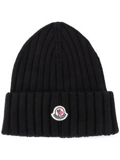 Moncler шапка в рубчик с нашивкой-логотипом
