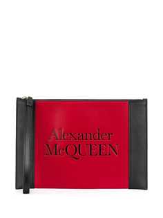 Alexander McQueen клатч в стиле колор-блок с тисненым логотипом