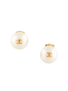 Chanel Pre-Owned серьги 1995-го года с искусственным жемчугом и логотипом CC