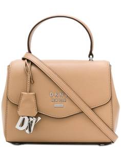 DKNY сумка-тоут с подвеской-логотипом