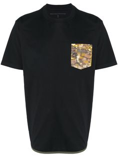 White Mountaineering футболка с камуфляжным принтом на кармане