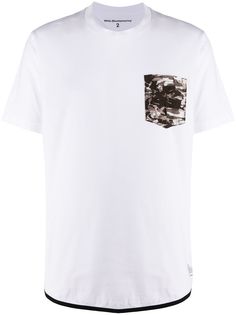 White Mountaineering футболка с камуфляжным принтом на кармане