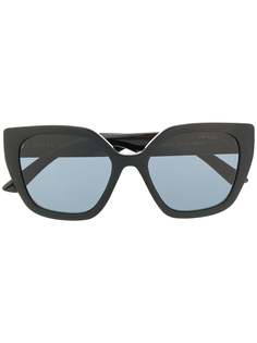 Prada Eyewear солнцезащитные очки в массивной оправе с логотипом