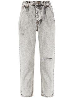 SJYP укороченные джинсы из вареного денима