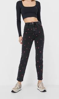 Stradivarius Джинсы Mom Fit Облегающего Кроя С Вышивкой Женская Коллекция С Эффектом Потертости 42