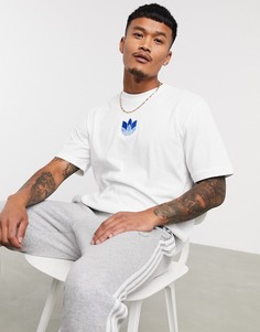 Белая футболка с синим рельефным логотипом-трилистником adidas Originals-Белый