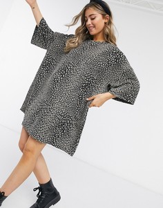 Платье-футболка в стиле oversized с узором ASOS DESIGN-Зеленый