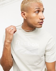 Светлая футболка с вышивкой Reebok Classics-Бежевый