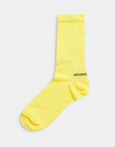 Желтые носки с надписью "adventure time" ASOS DESIGN-Желтый