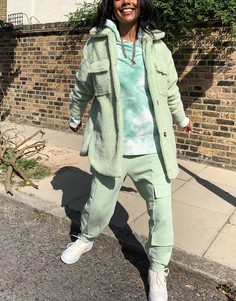 Шалфейно-зеленая удлиненная куртка из искусственного меха Missguided-Зеленый
