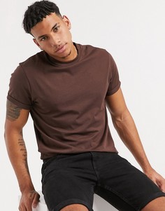 Темно-коричневая футболка с отворотами на рукавах ASOS DESIGN-Коричневый