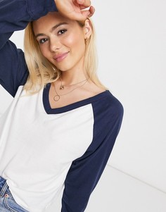 Белый лонгслив в университетском стиле Hollister