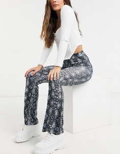 Расклешенные брюки со змеиным принтом New Look-Черный