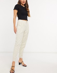 Кремовые объемные брюки со складками In The Style x Lorna Luxe-Кремовый
