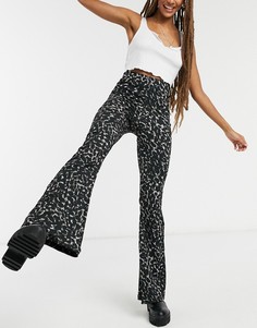 Расклешенные брюки цвета хаки с камуфляжным принтом Topshop-Зеленый