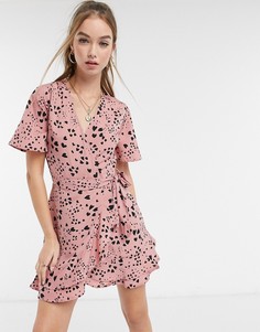 Платье мини с запахом спереди в цвете пыльный розовый с принтом в виде сердечек Influence
