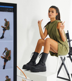 Короткое платье-футболка цвета хаки с подплечниками, без рукавов ASOS DESIGN Petite-Зеленый