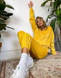 Свитшот горчичного цвета из вельвета в рубчик adidas Originals Comfy Cords-Желтый