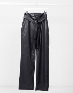 Черные брюки из искусственной кожи прямого кроя с поясом NA-KD-Черный