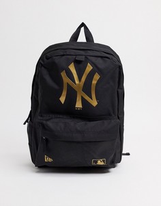 Черный рюкзак с контрастным логотипом золотистого цвета New Era MLB NY