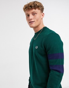 Зеленый джемпер с полосками на рукавах Fred Perry