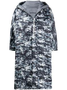 White Mountaineering куртка с капюшоном и камуфляжным принтом