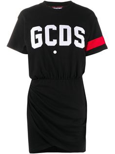 Gcds платье-футболка со сборками и логотипом