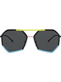 Prada Eyewear солнцезащитные очки в семиугольной оправе с тисненым логотипом