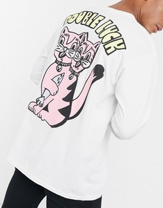 Белый лонгслив с принтом "double luck cat" на спине New Love Club